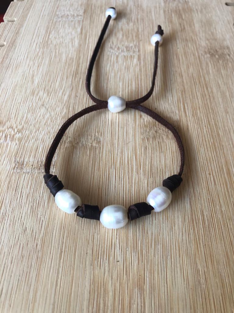 Pulsera cuero y 6 perlas 1