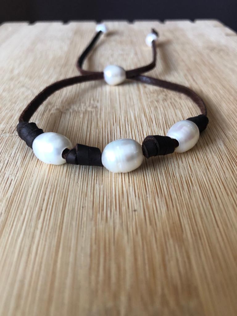 Pulsera cuero y 6 perlas 2